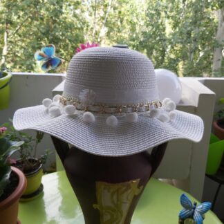 Sombrero blanco con materiales