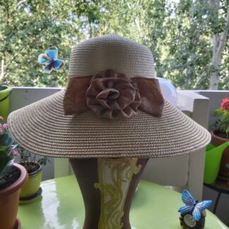 Pamela en tonos beige