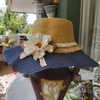 Fedora con gran flor de tela raso tipo orquídea