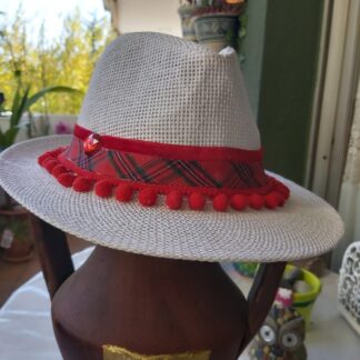 Fedora blanco con tira de madroños rojos de algodón