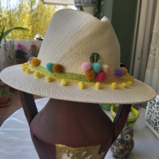 Fedora con bolas de algodón de colores