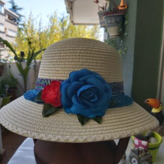 Sombrero beige con flores de tela azulón y rojo