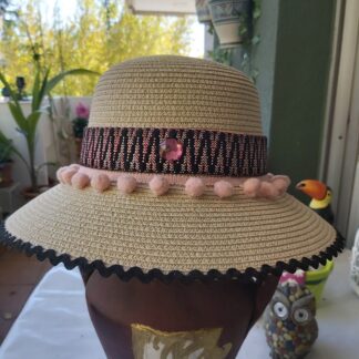 Sombrero camel con tira de madroños de algodón rosa bebé