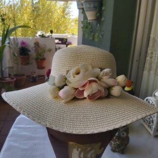 Pamela beige con flores en tonos pastel