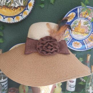 Pamela beige y camel con plumas