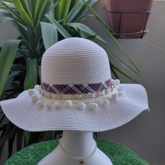 Sombrero blanco con con materiales: tira de madroños de algodón, cadena metálica con gasa, cenefa de tul blanco, flor de tul blanca, tira pedrería blanca, tira de cuadros escoceses