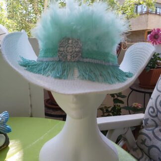 Cowboy blanco con materiales verde agua