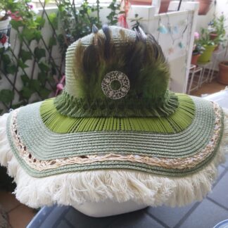 Pamela en tono verde militar con materiales: flecos de ante y algodón, plumas, aplique metálico