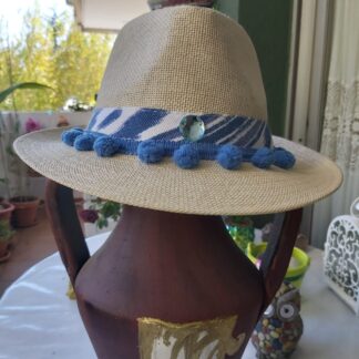 Fedora beige con tira de madroños de algodón azul vaquero