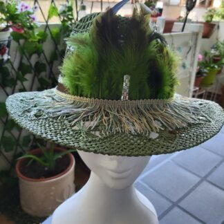 Fedora en tono verde militar con flecos multicolor