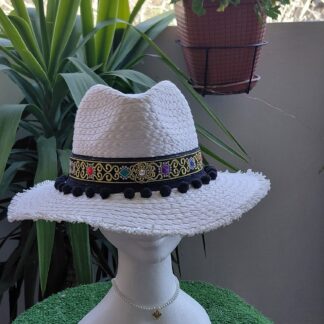 Sombrero Fedora con madroños de algodón y tira bordada fantasía
