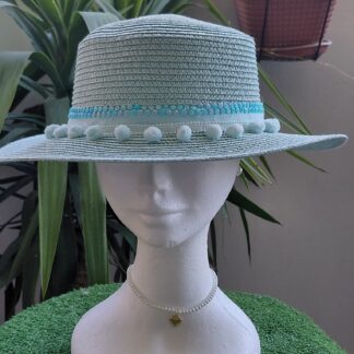 Sombrero canutier verde agua con madroños de algodón a tono