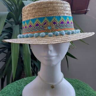 Sombrero canutier con madroños de algodón turquesa