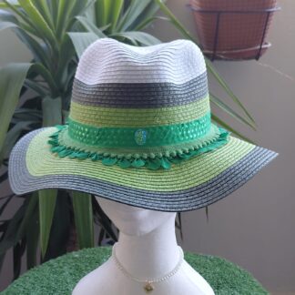 Fedora con tira de madroños y algodón a tono, tira verde de lunares fantasía y pedrería