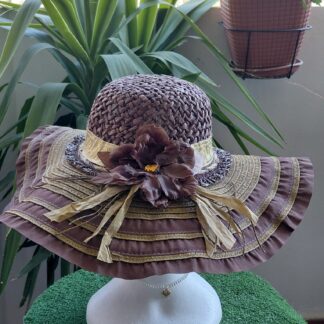 Pamela chocolate con papel, algodón, flor y pedrería a tono, tira ancha color oro fantasía y tira elástica de volantes estampado leopardo