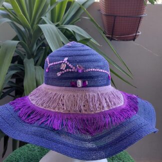 Pamela azul marino y tonos lila con tiras de flecos, pedrería a tono, tira de grosgrain