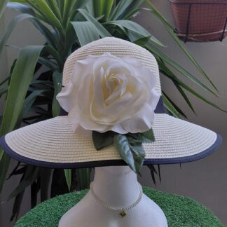 Pamela beige con tira ancha negra y flor flamenca a tono