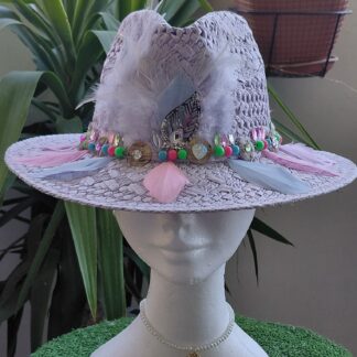 Fedora lila con plumas a tono