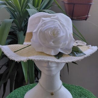 Fedora blanco y beige con materiales: flor flamenca
