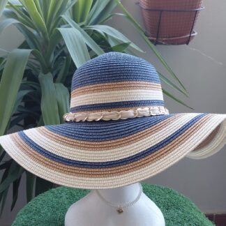 Pamela con materiales: cadena dorada metálica con gasa marfil entrelazada con lazo trasero