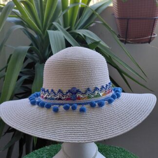 Pamela blanca con tonos azulones con madroños algodón, tira bordada multicolor fantasía con lentejuelas plata, cordón raso trenzado y pedrería a tono