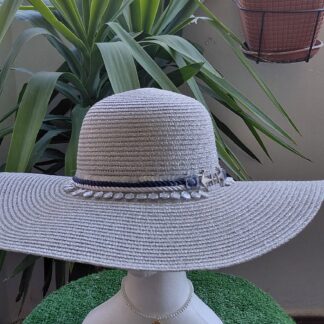 Pamela plateada con materiales: tira de monedas plata de plástico, aplique metálico ancla, cordón de seda rizado, tira de lentejuelas plata