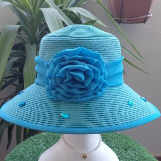 Pamela turquesa tipo bucket con banda y flor de gasa a tono, pedrería