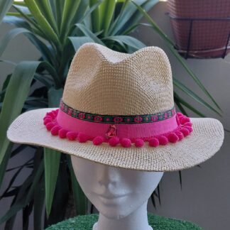 Fedora con madroños de algodón, tira fantasía bordada, grosgrain fucsia, pedrería a tono
