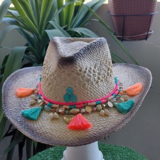 Cowboy  con borlones de algodón verde agua y rosa flúor