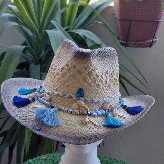 Cowboy en tonos azules con  borlones de algodón, pedrería, cuentas de colores