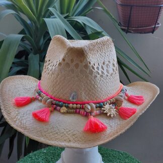 Cowboy en tonos rosa flúor con cuentas de colores, dientes, borlones de algodón, cordón en tonos flúor, pedrería,  monedas y sol metálico