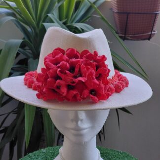 Cowboy blanco con tonos fresa coral con materiales: flor andaluza de tela con raso, madroños de algodón a tono