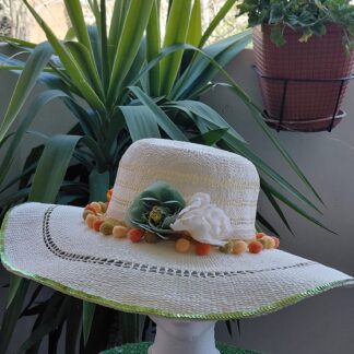 Pamela con tira de lentejuelas, flores de colores, madroños multicolor a tono con las flores, tira de encaje beige