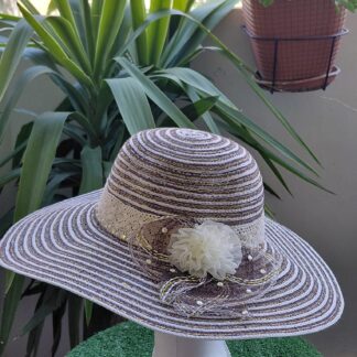 Pamela en blanco y chocolate con tira de pedrería, flor beige