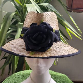 Fedora en tono negro con flor flamenca de tela, tira de grosgrain y de pasamanería