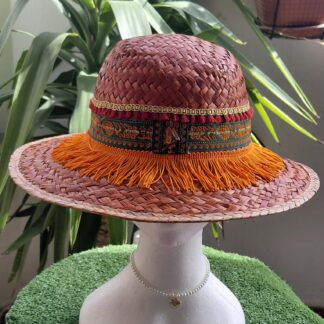 Sombrero tipo fedora en tonos naranja y teja con flecos