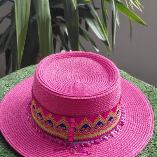 Sombrero canutier fucsia con tira de lentejuelas con pedrería y banda ancha multicolor fantasía