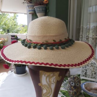 Pamela beige en tonos vino y verde oliva con materiales: tira en zig-zag, madroños, tira de hojas de tela y lazo de tela de saco