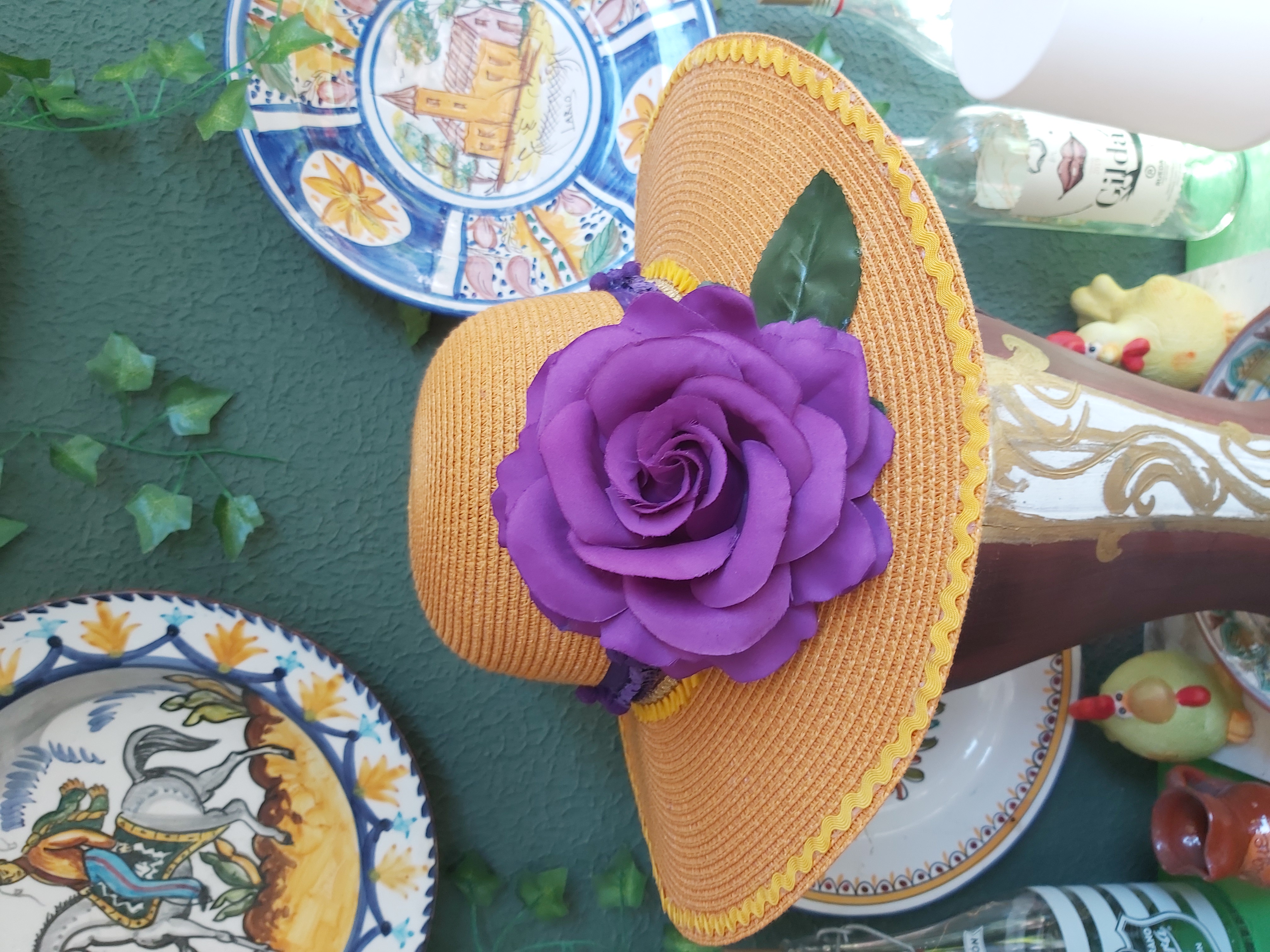 Pamela mostaza con flor flamenca morada, tira en zig-zag, cinta de raso y lentejuelas moradas