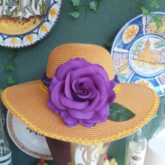 Pamela mostaza con flor flamenca morada, tira en zig-zag, cinta de raso y lentejuelas moradas