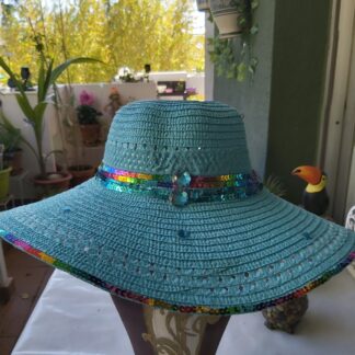 Pamela turquesa con materiales: tira de lentejuelas multicolor, tira de lentejuelas turquesa y pedreria