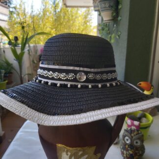 Sombrero blanco y negro con grosgrain, pedreria y tira de madroños