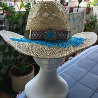 Cowboy Beige con materiales: flecos turquesa y tira de adorno con pedreria y tela fantasia