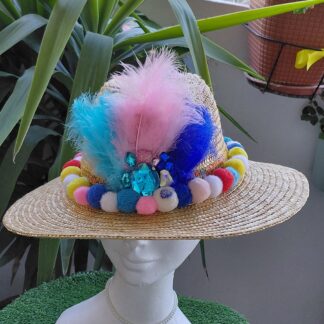 Sombrero fedora con bolas multicolor, pedreria, plumas y tira fantasia multicolor