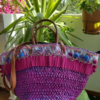 Capazo con materiales: flecos de ante, pedreria, tira de madroños, algodon y lentejuelas
