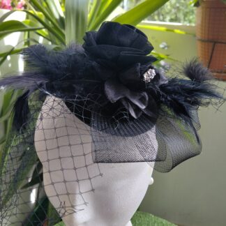 Tocado con rejillas, plumas, pedreria, rosa de tul y raso